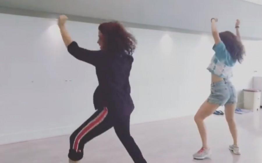 Fatima Sana Shaikh, Sanya Malhotra flaunt their incredible dance moves Dangal actress Sanya Malhotra,Sanya Malhotra,Fatima Sana Shaikh,Dilbar,Dilbar dance,Viral video,Sanya Malhotra burns the dance floor
