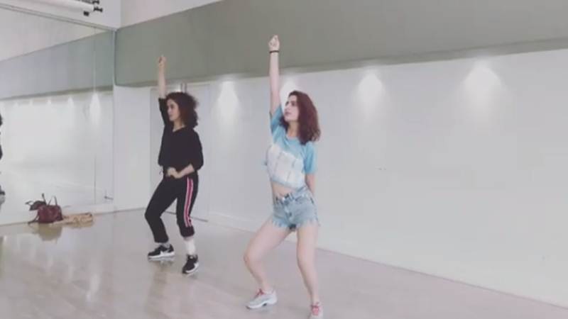 Dangal actress burns the dance floor grooving to Dilbar Dangal actress Sanya Malhotra,Sanya Malhotra,Fatima Sana Shaikh,Dilbar,Dilbar dance,Viral video,Sanya Malhotra burns the dance floor
