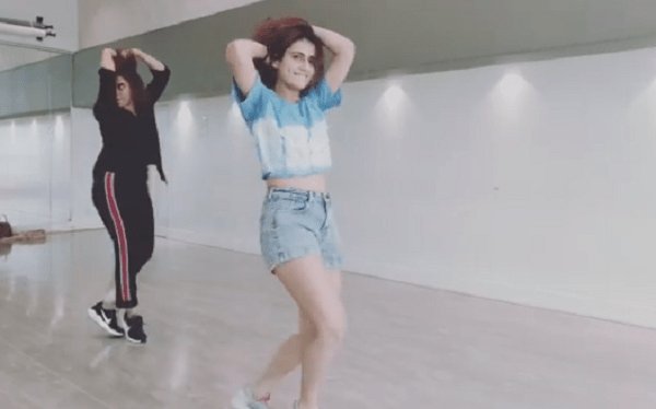 Fatima Sana Shaikh and Sanya Malhotra Dangal actress Sanya Malhotra,Sanya Malhotra,Fatima Sana Shaikh,Dilbar,Dilbar dance,Viral video,Sanya Malhotra burns the dance floor