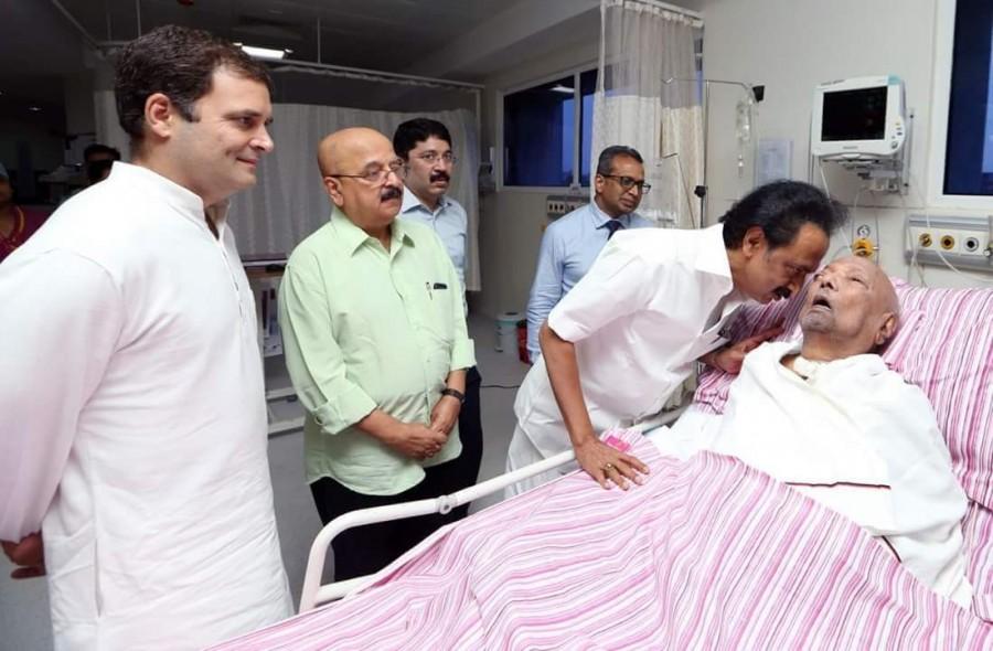 Rahul Gandhi visits Karunanidhi at Kauvery hospital Rahul Gandhi,Rahul Gandhi visits Karunanidhi,Karunanidhi,DMK chief Karunanidhi,Kalaignar Karunanidhi,karunanidhi health,Karunanidhi Hospitalised,Karunanidhi admitted to hospital