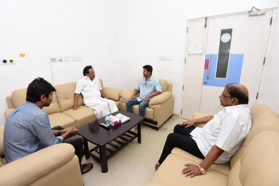 Vijay with MK Stalin and Udhayanidhi Stalin in Kauvery hospital Vijay,Ilayathalapathy Vijay,Vijay meets Karunanidhi,Vijay visits Karunanidhi,Vijay meets MK Stalin,Vijay at Kauvery hospital,Thala Ajith,Ajith at Kauvery hospital,Ajith meets Karunanidhi