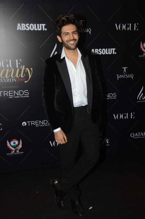 Kartik Aaryan Shah Rukh Khan,Saif Ali Khan,Yami Gautam,Vidya Balan,Vogue Beauty Awards,Vogue Beauty Awards 2018,Celebs at Vogue Beauty Awards 2018,Celebs at Vogue Beauty Awards,Vogue Beauty Awards pics,Vogue Beauty Awards images,Vogue Beauty Awards stills