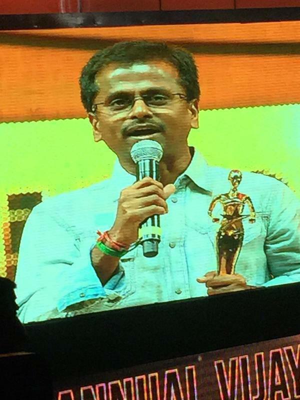 Favourite Director Award goes to A R Murugadoss for Kaththi Vijay Awards,Vijay Awards 2015,9th Annual Vijay awards,Vijay Awards winners,Vijay Awards 2015 winnes photos,Vijay Awards winner list,Vijay Awards pics,Vijay Awards images,Vijay Awards stills