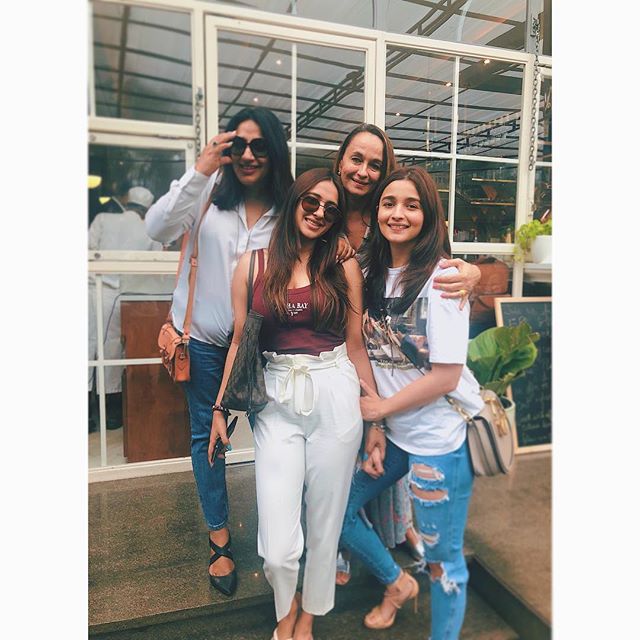Alia Bhatt celebrates friendship day with '2 + 2 friends' Alia Bhatt,Alia Bhatt and Soni Razdan,Alia Bhatt celebrates friendship day,Alia Bhatt friendship day,Akanksha Ranjan Kapoor,Anu Ranjan