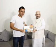Sampark Se Samarthan,Amit Shah meets MS Dhoni,Amit Shah meets Dhoni,Mahendra Singh Dhoni,MS Dhoni,Sampark for Samarthan campaign