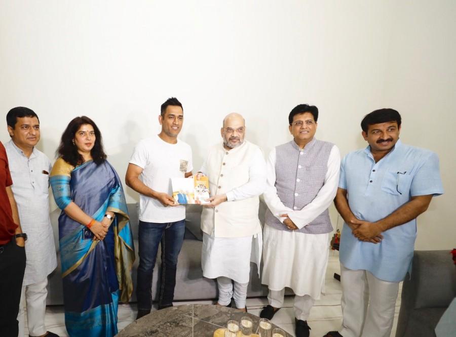 BJP's 'Contact for Support' campaign: Amit Shah meets MS Dhoni Sampark Se Samarthan,Amit Shah meets MS Dhoni,Amit Shah meets Dhoni,Mahendra Singh Dhoni,MS Dhoni,Sampark for Samarthan campaign