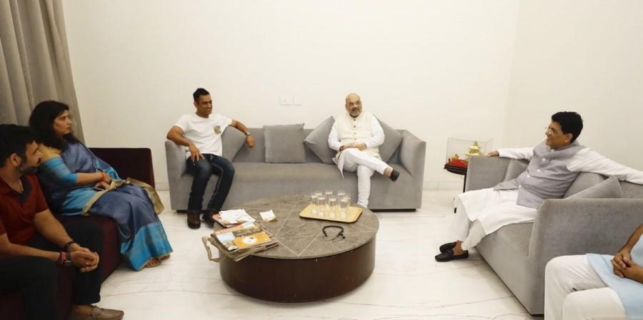 Amit Shah meets MS Dhoni under Sampark for Samarthan campaign Sampark Se Samarthan,Amit Shah meets MS Dhoni,Amit Shah meets Dhoni,Mahendra Singh Dhoni,MS Dhoni,Sampark for Samarthan campaign