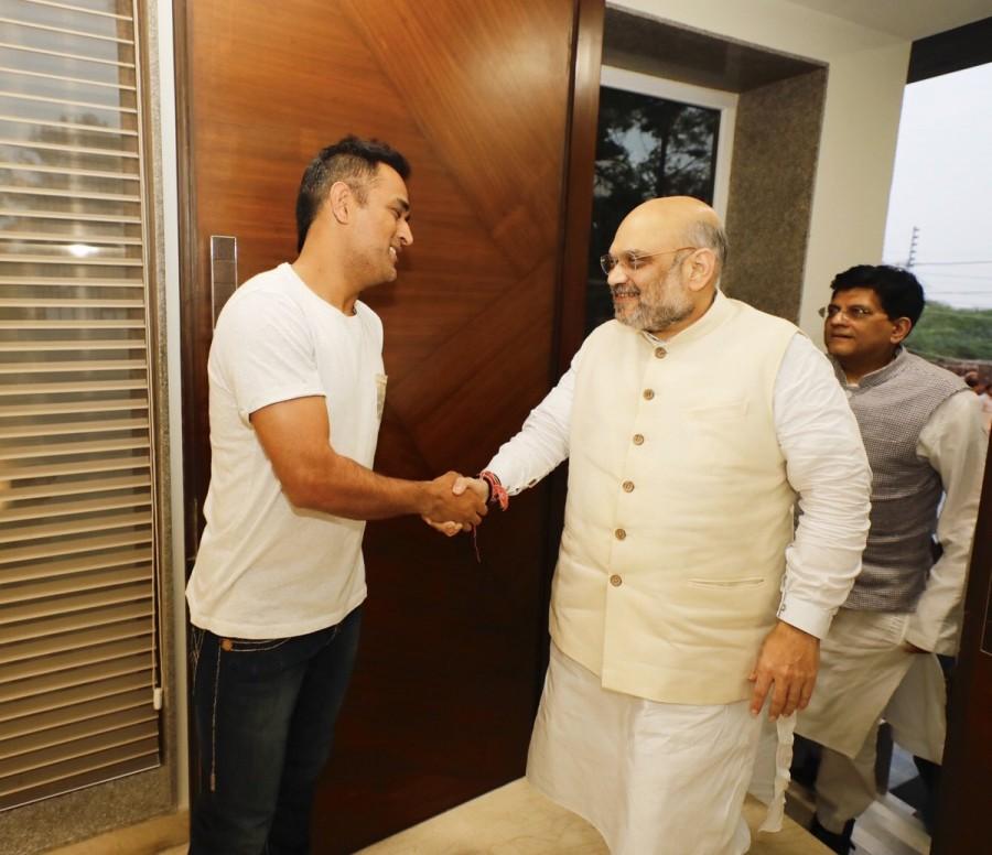 MS Dhoni welcomes Amit Shah Sampark Se Samarthan,Amit Shah meets MS Dhoni,Amit Shah meets Dhoni,Mahendra Singh Dhoni,MS Dhoni,Sampark for Samarthan campaign