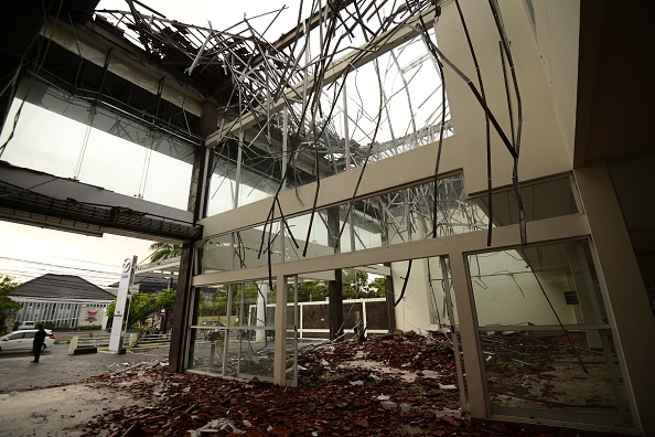 Powerful quake rocks Indonesian tourist island Indonesian,Indonesian earthquake,Indonesian earthquake pics,Indonesian earthquake images,Indonesian earthquake stills,Bali and Lombok