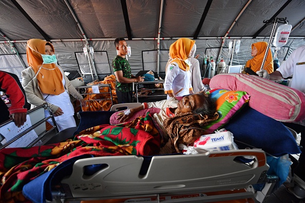 Patients receive medical help at a makeshift w Indonesian,Indonesian earthquake,Indonesian earthquake pics,Indonesian earthquake images,Indonesian earthquake stills,Bali and Lombok