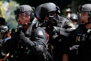 Right-wing protesters,Right-wing protesters and opponents,Portland,Portland square,Oregon