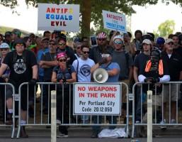 Right-wing protesters,Right-wing protesters and opponents,Portland,Portland square,Oregon