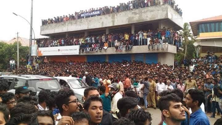 Dulquer Salmaan welcomed by a sea of fans Dulquer Salmaan,Karwaan star Dulquer Salma,Karwaan actor Dulquer Salma,Karwaan,Dulquer Salmaan grand welcome,Dulquer Salmaan latest pics,Dulquer Salmaan latest images,Dulquer Salmaan latest stills,Dulquer Salmaan latest pictures,Dulquer Salmaan latest pho