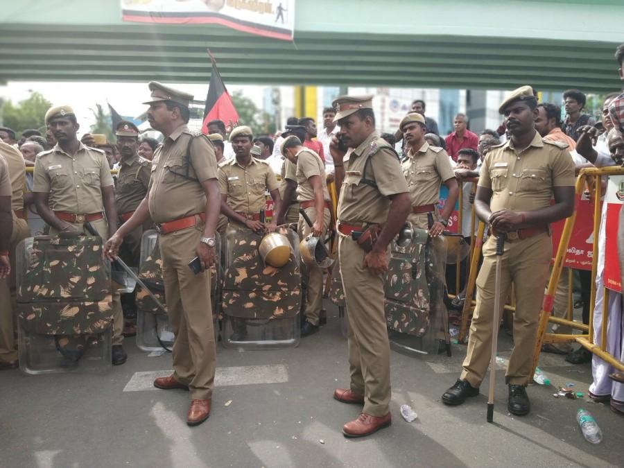 Karunanidhi remains critical,Karunanidhi critical,Karunanidhi dead,Karunanidhi death,Karunanidhi passed away,Karunanidhi health deteriorates,Chennai,kaveri hospital