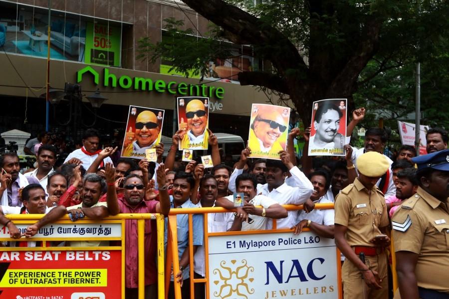 DMK supporters outside Kauvery Hospital Kalaignar Karunanidhi remains critical,Kalaignar Karunanidhi,Karunanidhi,Karunanidhi dead,Karunanidhi Hospitalised,Karunanidhi supporters,Kauvery Hospital
