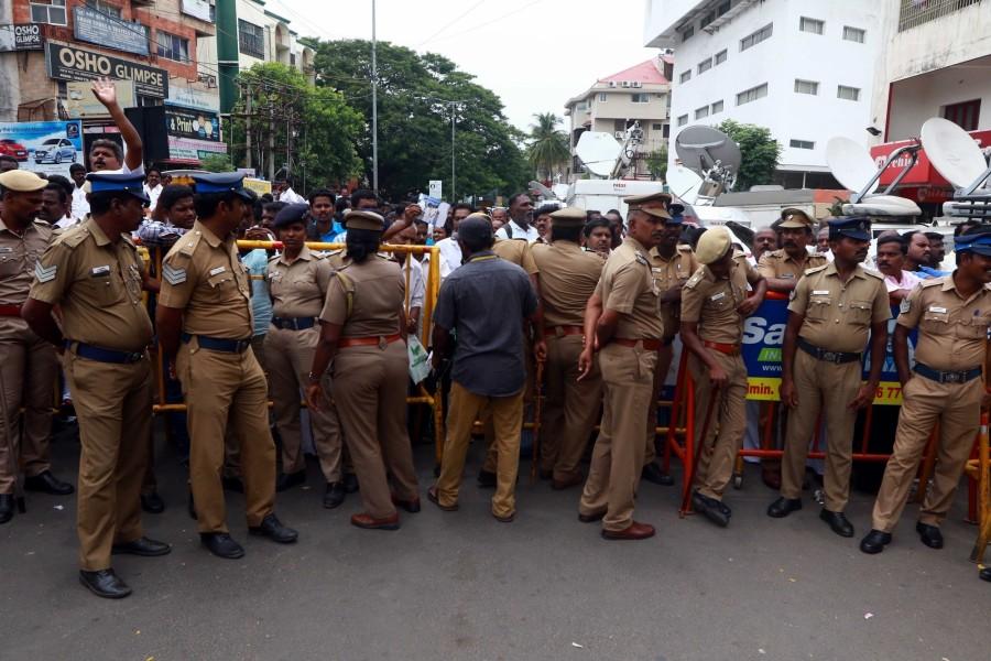 Security beefed up outside Kauvery Hospital Kalaignar Karunanidhi remains critical,Kalaignar Karunanidhi,Karunanidhi,Karunanidhi dead,Karunanidhi Hospitalised,Karunanidhi supporters,Kauvery Hospital