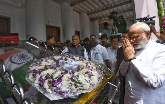 PM Narendra Modi pays last respects to former CM Karunanidhi at Chennai's Rajaji Hall
