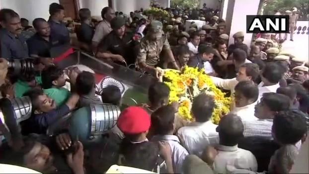 Rahul Gandhi pays his last respects to Kalaignar