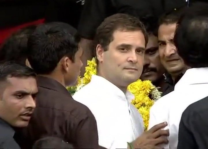 Congress president Rahul Gandhi pays his last respects to Kalaignar Rahul Gandhi,Rahul Gandhi at Karunanidhi funeral,Karunanidhi funeral pics,Karunanidhi funeral images,Karunanidhi funeral stills,Karunanidhi funeral pictures,Karunanidhi funeral photos