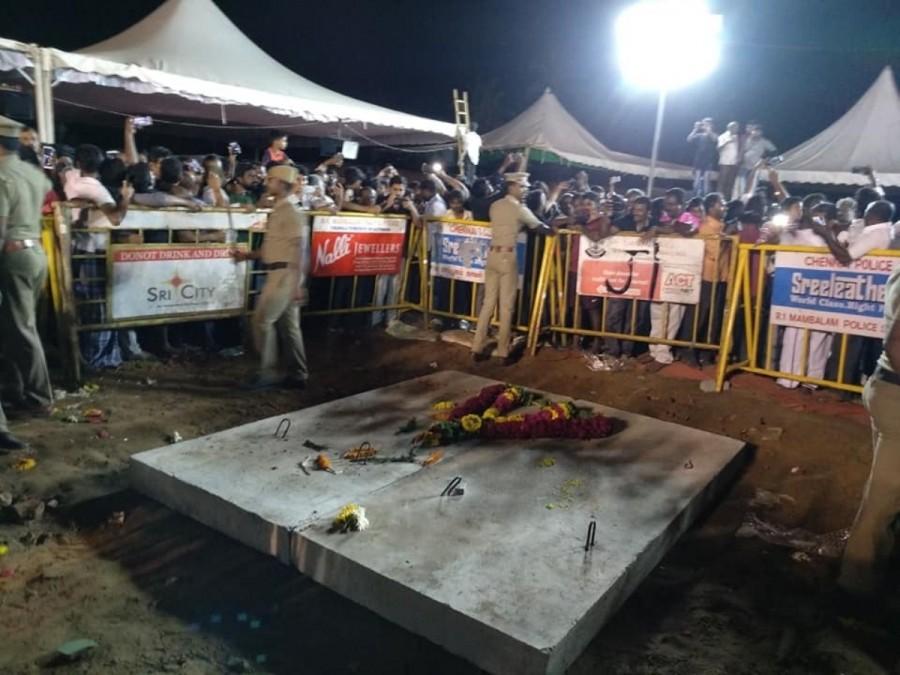 DMK chief Kalaignar M Karunanidhi laid to rest at Chennai's Marina beach Marina beach,Karunanidhi,Karunanidhi laid to rest at Marina beach,Annadurai,iconic Anna Memorial,Anna Memorial,DMK president