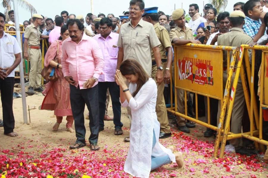 Trisha visits Karunanidhi's memorial Karunanidhi,kalaingar Karunanidhi,kalaingar Karunanidhi memorial,Karunanidhi memorial,Celebs at Karunanidhi memorial,Trisha at Karunanidhi memorial,Trisha,trisha krishnan,Trisha with her mom,Trisha new pics,Trisha new images,Trisha new stills,Trisha new p
