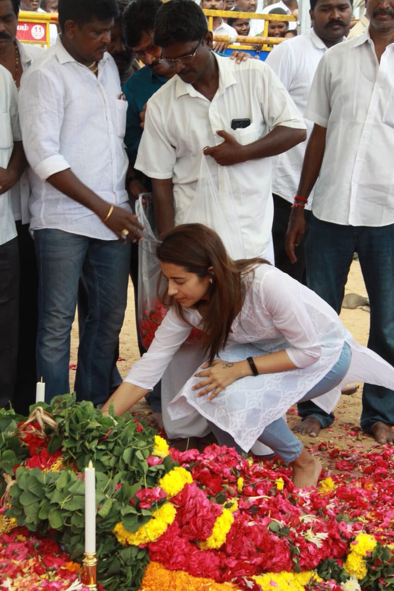 Trisha pays tribute to late Karunanidhi memorial Karunanidhi,kalaingar Karunanidhi,kalaingar Karunanidhi memorial,Karunanidhi memorial,Celebs at Karunanidhi memorial,Trisha at Karunanidhi memorial,Trisha,trisha krishnan,Trisha with her mom,Trisha new pics,Trisha new images,Trisha new stills,Trisha new p