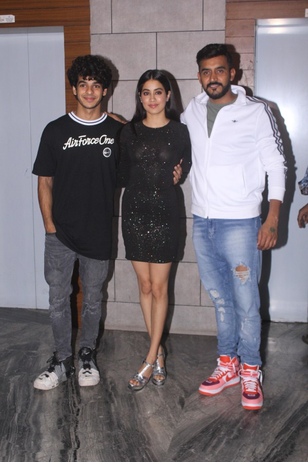 Director Shahshank Khaitan with Ishaan and Janhvi Ishaan Khatter,Janhvi Kapoor,Karan Johar,Khushi Kapoor,Dhadak,Dhadak success party,Dhadak success party pcis,Dhadak success party images,Dhadak success party stills,Dhadak success party pictures,Dhadak success party photos
