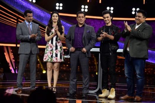 Aayush Sharma and Warina Hussain promote Loveratri on Salman Khan's show Dus Ka Dum