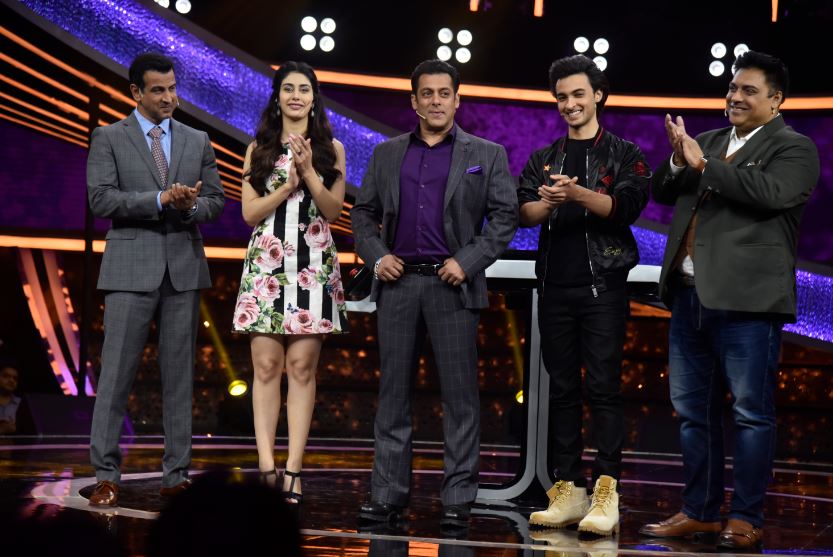 Aayush Sharma and Warina Hussain promote Loveratri on Salman Khan's show Dus Ka Dum Dus Ka Dum,Aayush Sharma and Warina Hussain,Aayush Sharma,Warina Hussain,Salman Khan,Salman Khan's Dus Ka Dum