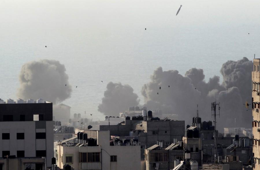 A missile lands as Israeli aircraft bombs a building in Gaza City Israeli aircraft struck,Israeli aircraft,Israeli airstrikes Gaza,Gaza,Palestinian militants,Israel attacks Gaza