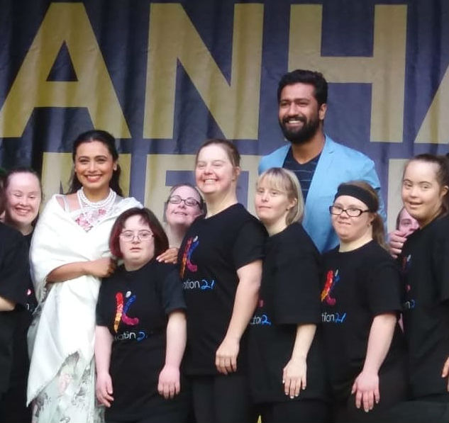 Rani Mukerji and Vicky Kaushal with the kids from Emotional 21 IFFM,Indian Film Festival of Melbourne,Rani Mukerji,Rani Mukerji hoists Indian flag,Rani Mukerji at IFFM,Rani Mukerji at Indian Film Festival of Melbourne
