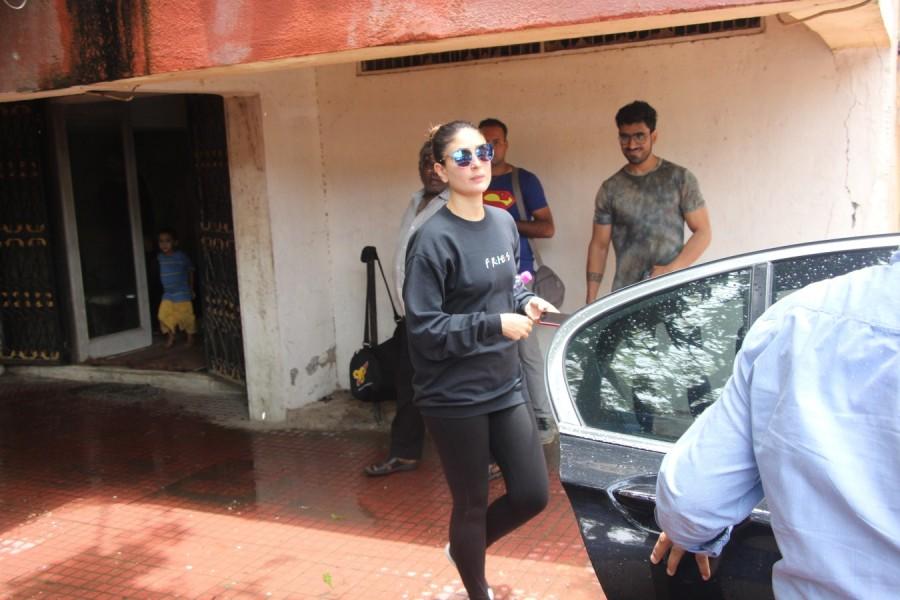 Kareena Kapoor Khan was snapped outside a gym in Mumbai Kareena Kapoor,Kareena Kapoor Khan,Kareena Kapoor gym,Kareena Kapoor workouts,kareena kapoor workout sessions,Kareena Kapoor stylish pics,Kareena Kapoor stylish images,Kareena Kapoor stylish pictures,Kareena Kapoor stylish photos