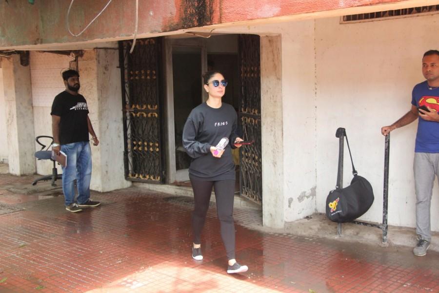 Kareena Kapoor Khan nails the gym look Kareena Kapoor,Kareena Kapoor Khan,Kareena Kapoor gym,Kareena Kapoor workouts,kareena kapoor workout sessions,Kareena Kapoor stylish pics,Kareena Kapoor stylish images,Kareena Kapoor stylish pictures,Kareena Kapoor stylish photos