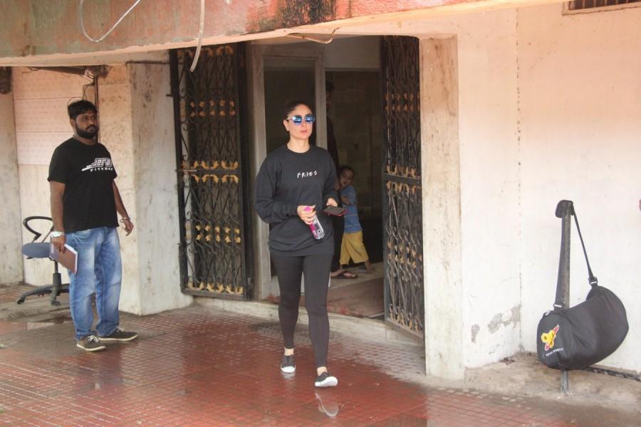 Kareena Kapoor Khan at her gym in Bandra Kareena Kapoor,Kareena Kapoor Khan,Kareena Kapoor gym,Kareena Kapoor workouts,kareena kapoor workout sessions,Kareena Kapoor stylish pics,Kareena Kapoor stylish images,Kareena Kapoor stylish pictures,Kareena Kapoor stylish photos
