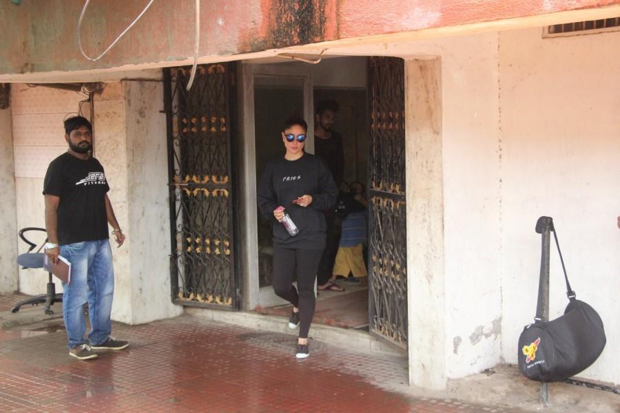 Kareena Kapoor Khan's gym routine is insane Kareena Kapoor,Kareena Kapoor Khan,Kareena Kapoor gym,Kareena Kapoor workouts,kareena kapoor workout sessions,Kareena Kapoor stylish pics,Kareena Kapoor stylish images,Kareena Kapoor stylish pictures,Kareena Kapoor stylish photos