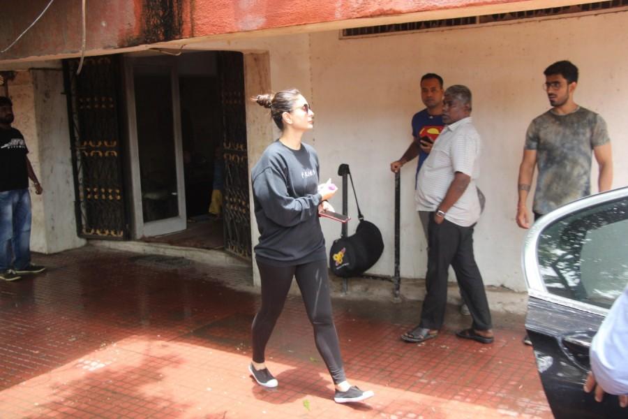 Kareena Kapoor Khan seen at a gym Kareena Kapoor,Kareena Kapoor Khan,Kareena Kapoor gym,Kareena Kapoor workouts,kareena kapoor workout sessions,Kareena Kapoor stylish pics,Kareena Kapoor stylish images,Kareena Kapoor stylish pictures,Kareena Kapoor stylish photos