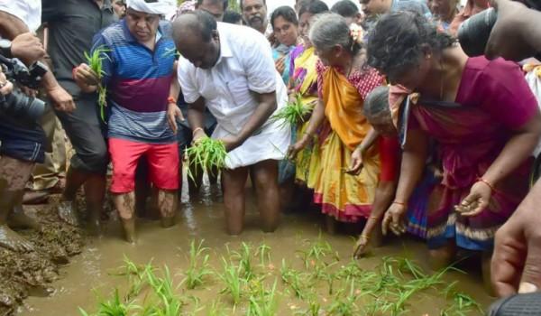 Karnataka CM Kumaraswamy turns farmer