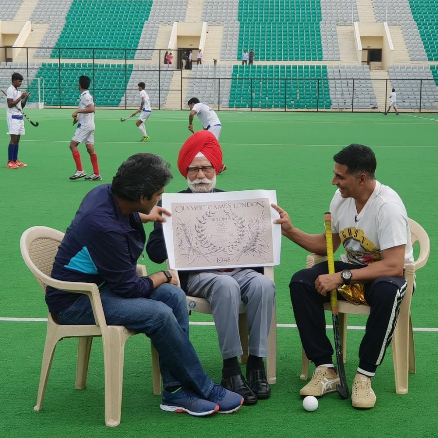 Akshay Kumar meets Hockey legend Balbir Singh Akshay Kumar,Akshay Kumar meets Balbir Singh,Balbir Singh,1948 Gold Olympics,Gold release,Gold movie release