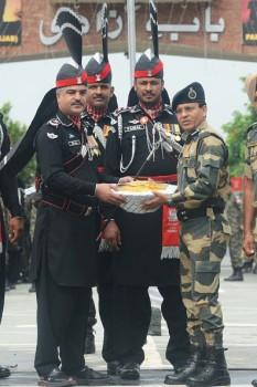 Sweet exchange at Attari-Wagah border on Pak I-Day