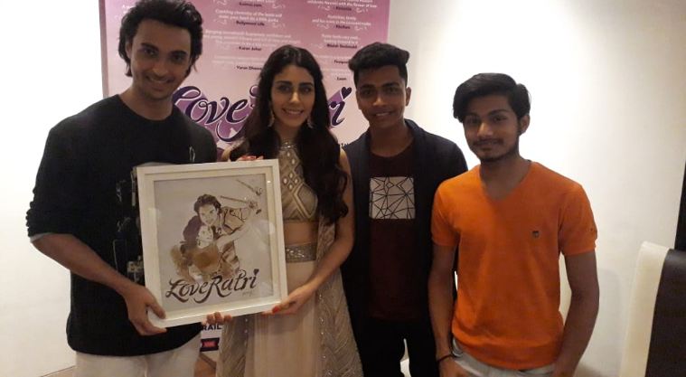 Aayush Sharma and Warina Hussain with fans in Baroda Aayush Sharma and Warina Hussain,Aayush Sharma,Warina Hussain,Loveratri,Loveratri song,Loveratri movie song,Chogada,Chogada song,Chogada music