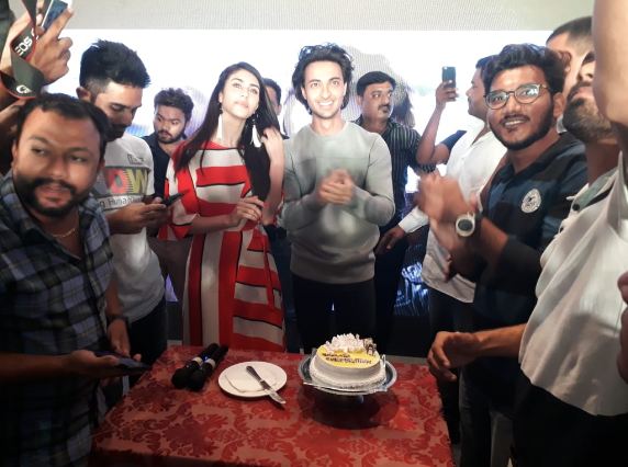Aayush Sharma and Warina Hussain celebrate the release of Chogada track with fans in Baroda Aayush Sharma and Warina Hussain,Aayush Sharma,Warina Hussain,Loveratri,Loveratri song,Loveratri movie song,Chogada,Chogada song,Chogada music