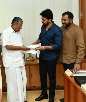 Karthi with Pinarayi Vijayan