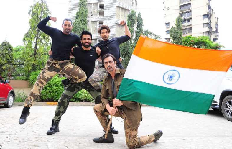 Ahead of the movie release, Team Paltan celebrates the spirit of patriotism on Independence Day Gurmeet Choudhary,Harshvardhan Rane,Arjun Rampal,Sonu Sood,Independence Day,Independence Day celebration,Independence Day 2018