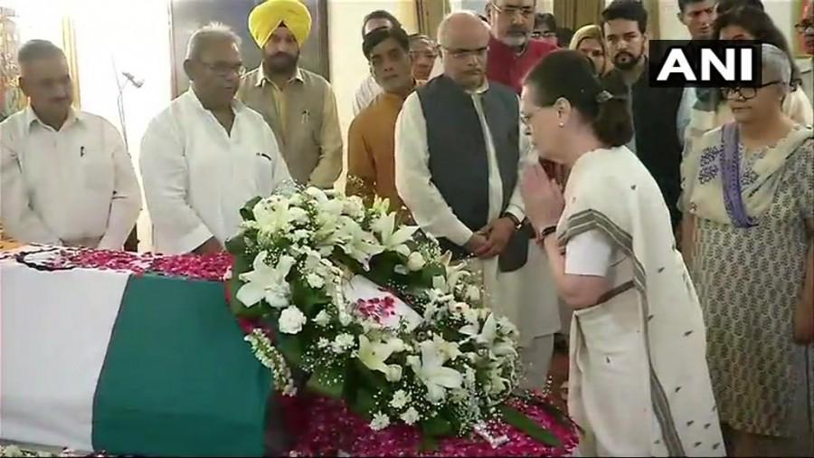 Sonia Gandhi pays tribute to former Prime Minister Modi,Sonia Gandhi,Ram Nath Kovind,Atal Bihari Vajpayee,Atal Bihari Vajpayee dead,Atal Bihari Vajpayee passed away,Atal Bihari Vajpayee death,former Prime Minister