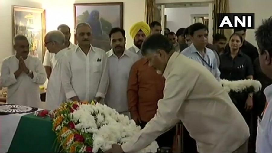 Chandrababu Naidu pays tribute to former Prime Minister Atal Bihari Vajpayee Modi,Sonia Gandhi,Ram Nath Kovind,Atal Bihari Vajpayee,Atal Bihari Vajpayee dead,Atal Bihari Vajpayee passed away,Atal Bihari Vajpayee death,former Prime Minister