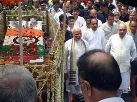 Atal Bihari Vajpayee final journey,Vajpayee final journey,Vajpayee final journey pics,Vajpayee final journey images,Vajpayee final journey stills,Narendra Modi,Amit Shah,Atal Bihari Vajpayee funeral,Atal Bihari Vajpayee funeral pics,Atal Bihari Vajpayee f