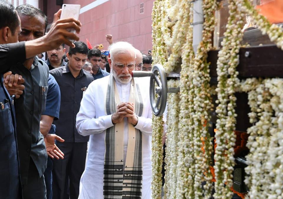 Narendra Modi at Atal Bihari Vajpayee's final journey Atal Bihari Vajpayee final journey,Vajpayee final journey,Vajpayee final journey pics,Vajpayee final journey images,Vajpayee final journey stills,Narendra Modi,Amit Shah,Atal Bihari Vajpayee funeral,Atal Bihari Vajpayee funeral pics,Atal Bihari Vajpayee f
