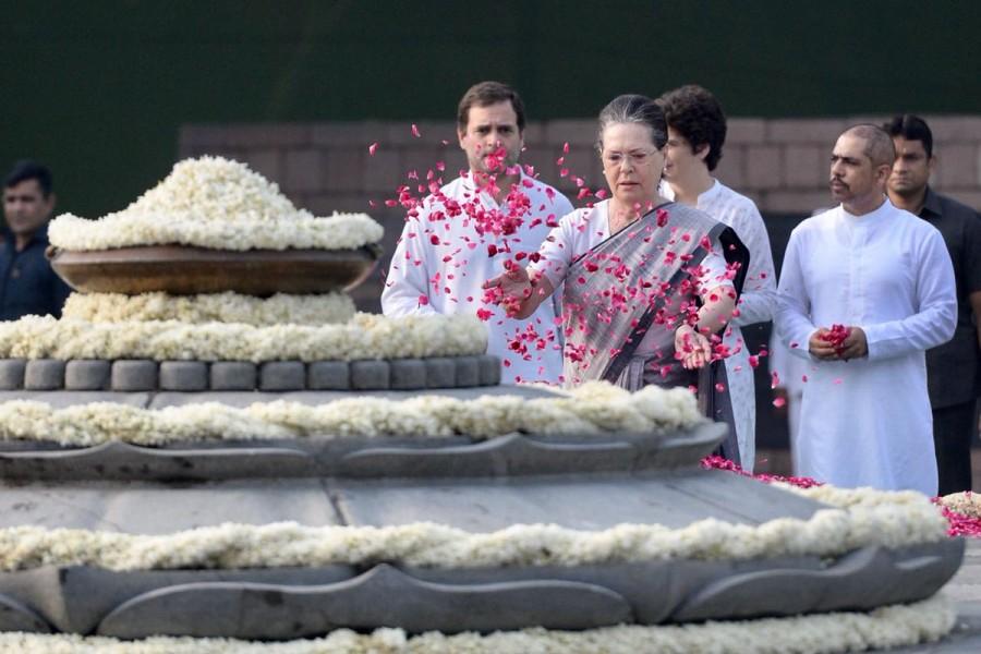 Sonia Gandhi paid floral tributes to former Prime Minister Rajiv Gandhi Sonia Gandhi,Rahul Gandhi,Manmohan Singh,Rajiv Gandhi,Rajiv Gandhi birth anniversary,Rajiv Gandhi birth anniversary wishes,Rajiv Gandhi birth anniversary tribute Manmohan Singh