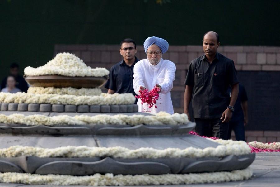 Dr Manmohan Singh paid floral tributes to former Prime Minister Rajiv Gandhi Sonia Gandhi,Rahul Gandhi,Manmohan Singh,Rajiv Gandhi,Rajiv Gandhi birth anniversary,Rajiv Gandhi birth anniversary wishes,Rajiv Gandhi birth anniversary tribute Manmohan Singh