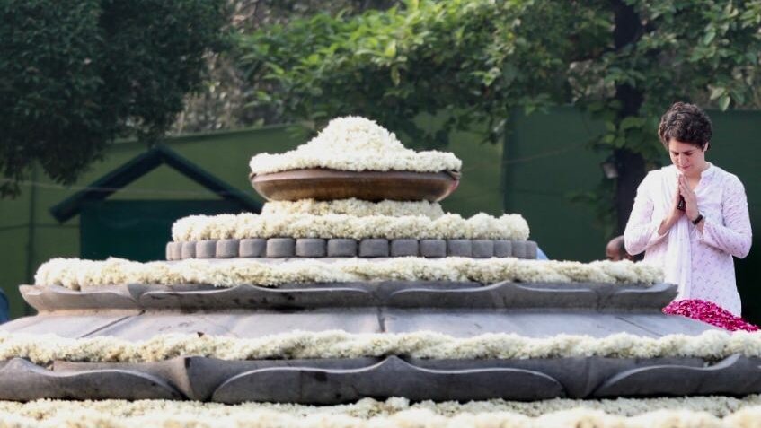 Priyanka Gandhi Vadra paid tributes to former Prime Minister Rajiv Gandhi Sonia Gandhi,Rahul Gandhi,Manmohan Singh,Rajiv Gandhi,Rajiv Gandhi birth anniversary,Rajiv Gandhi birth anniversary wishes,Rajiv Gandhi birth anniversary tribute Manmohan Singh